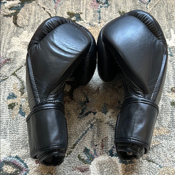 Black Boxing Gloves - Picture 2 of 7